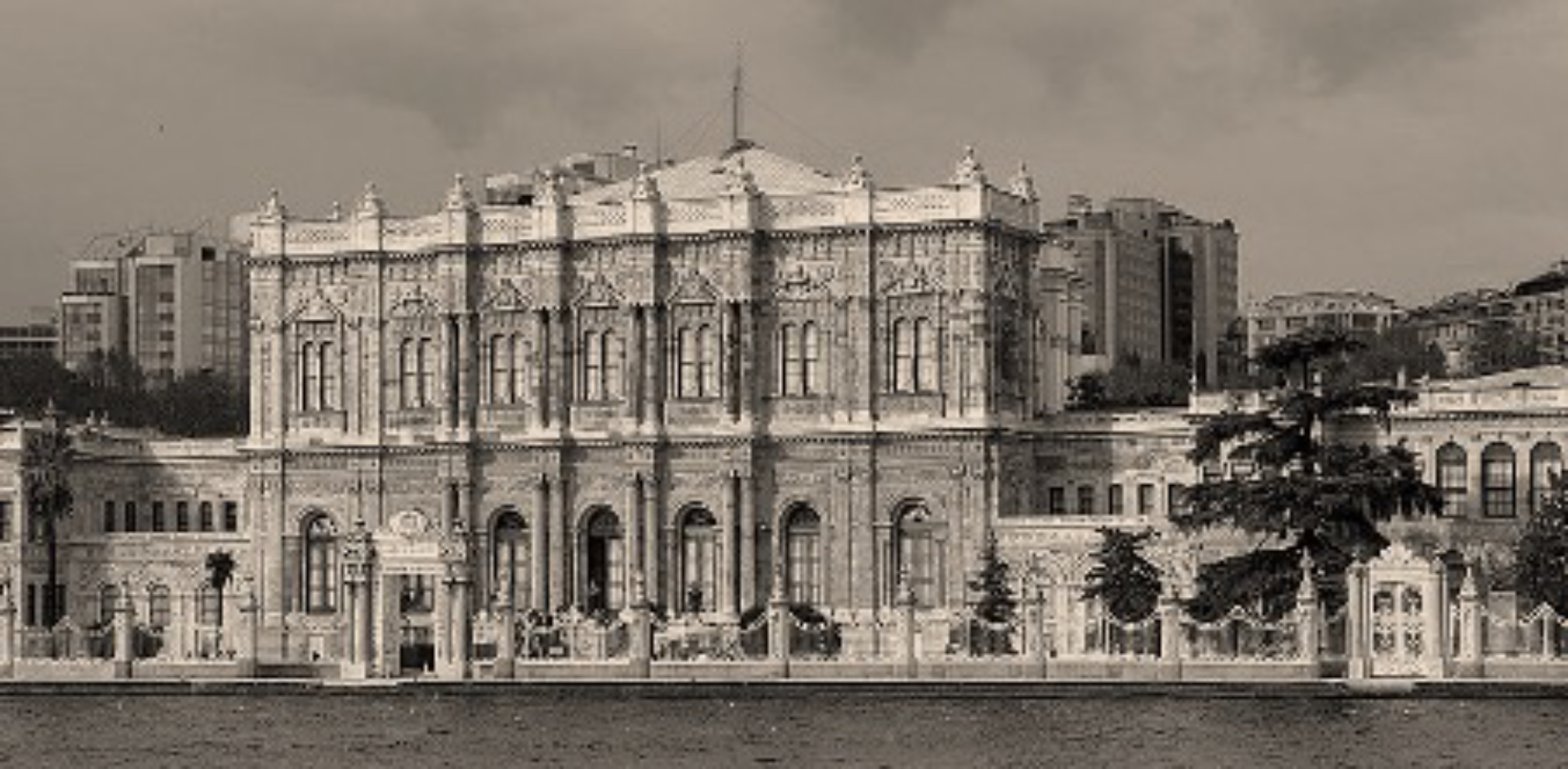 5.15 Dolmabahçe Palace in Istanbul: the ‘nerve centre of the Ottoman Empire’