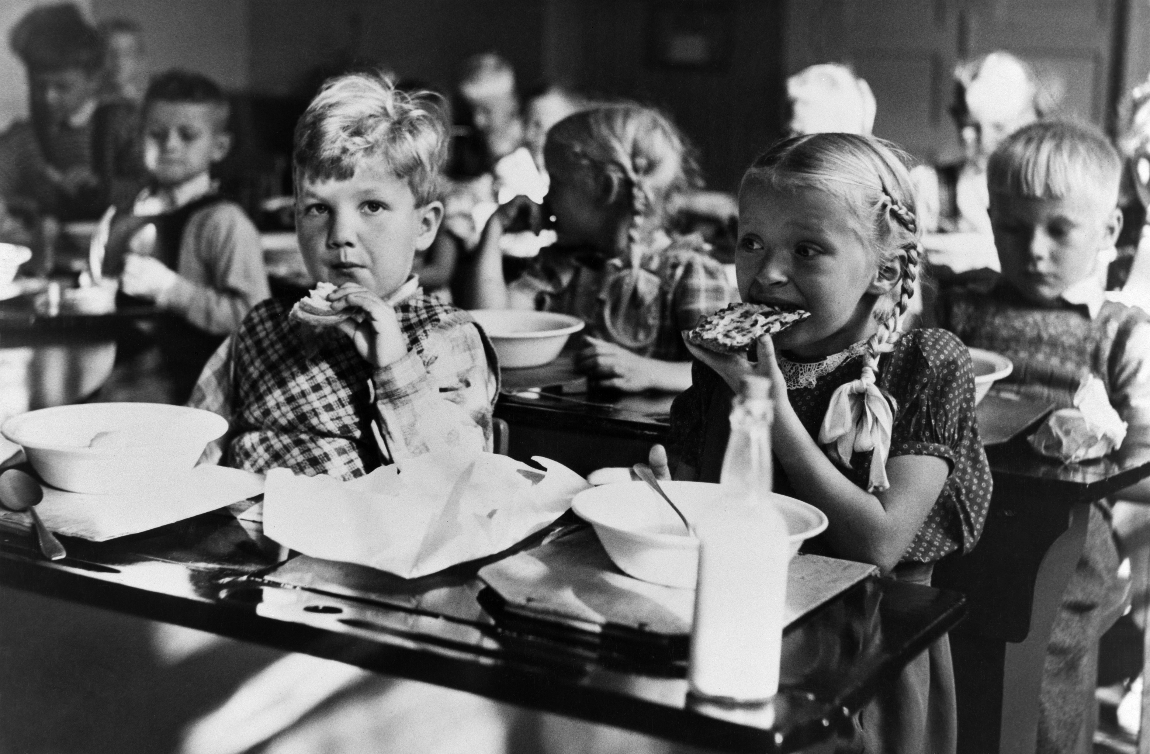 Figure 4.0: Kouluaamiainen helsinkiläisessä kansakoulussa - School breakfast in an elementary school, under the former Finnish educational system.
Photograph taken by Hugo Sundström in 1949 or 1950.
Used with permission of Helsinki City Museum, photo licensed with CC BY 4.0 license.